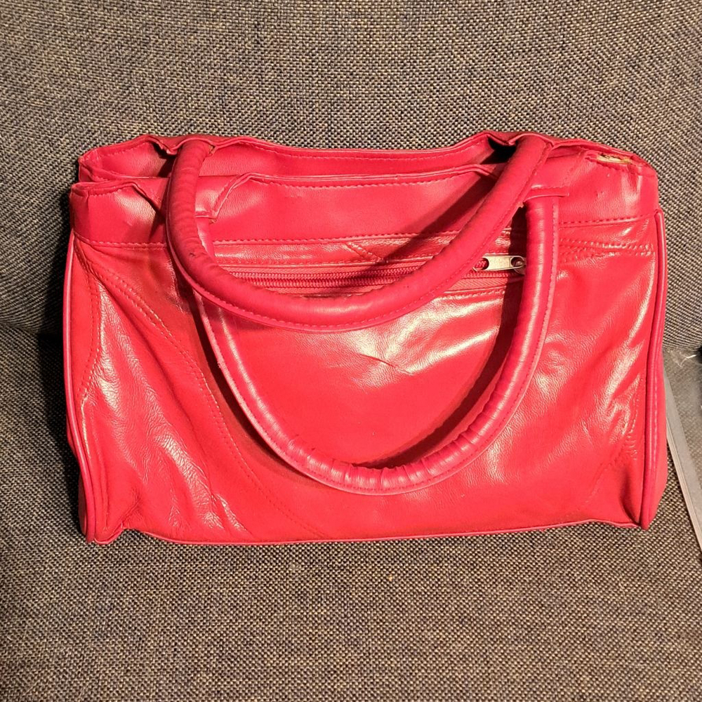 Red purse with umbrella pocket preowned like new
